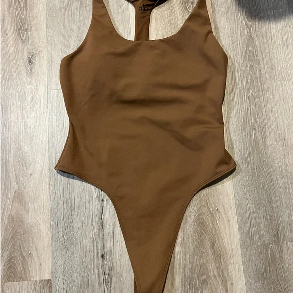 ALO Yoga Sleek Back Bodysuit In Cinnamon - Picture 5 of 7